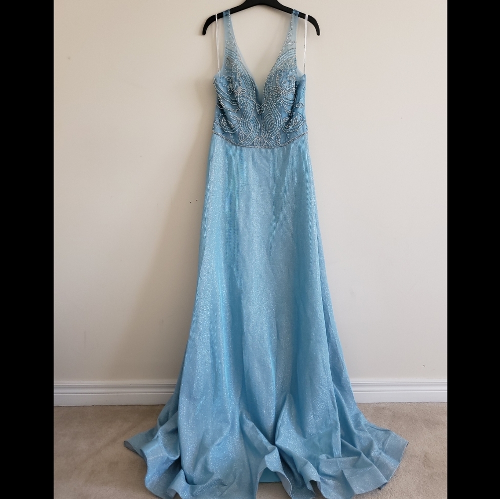 Gown size M (6) Juliet Blue shinning dress + Free shawl 💙